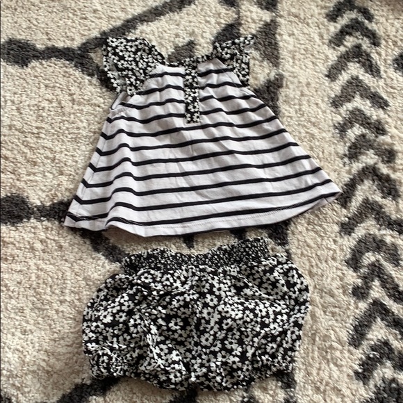 NWOT adorable baby girls outfit - Picture 3 of 3